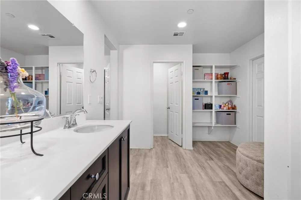 6949 Beale Palmdale, CA 93552
