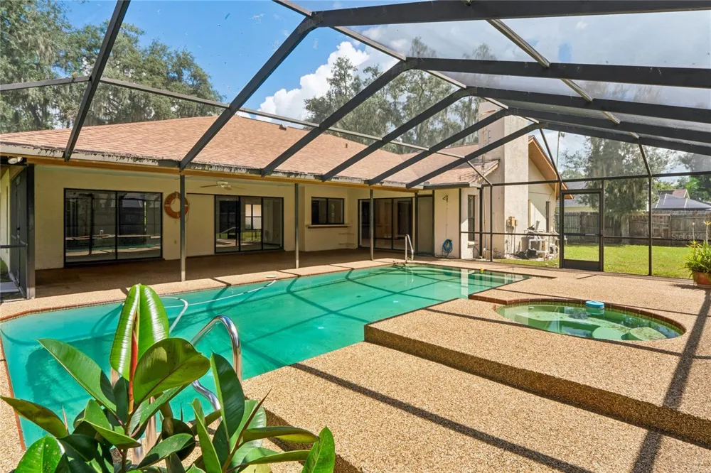 2715 LAUREL OAK DRIVE Plant City, FL 33566