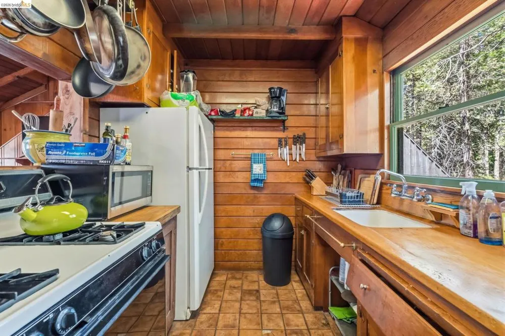 115 Meadowview Ave Pinecrest, CA 95364