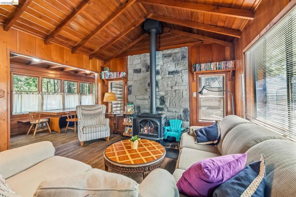 115 Meadowview Ave Pinecrest, CA 95364