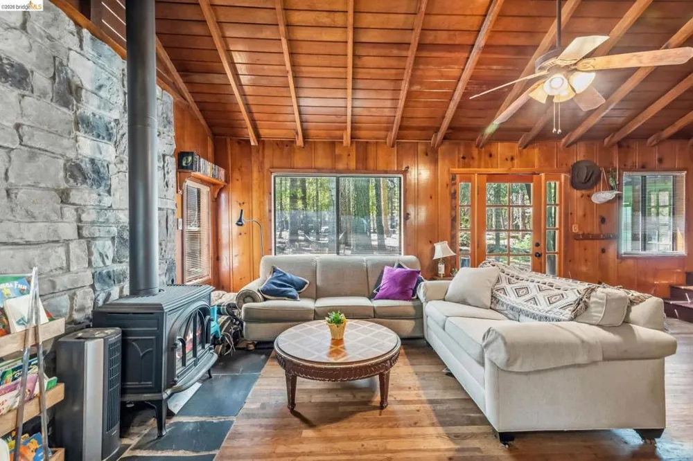 115 Meadowview Ave Pinecrest, CA 95364