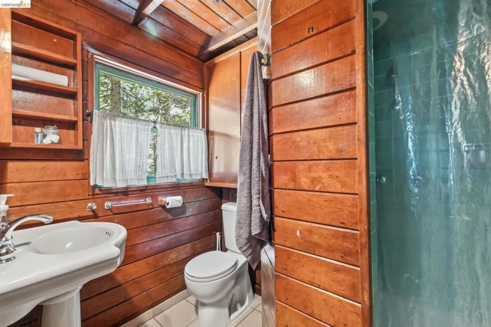 115 Meadowview Ave Pinecrest, CA 95364