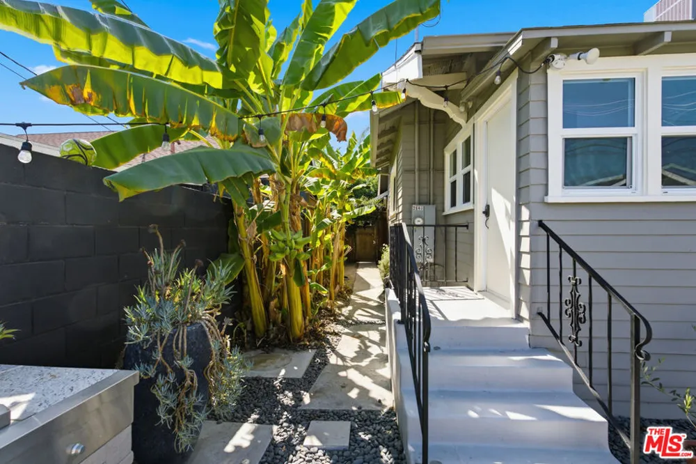 2640 S Hobart Boulevard Los Angeles, CA 90018