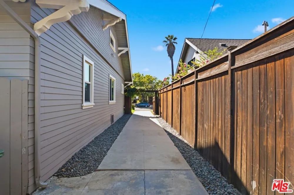 2640 S Hobart Boulevard Los Angeles, CA 90018
