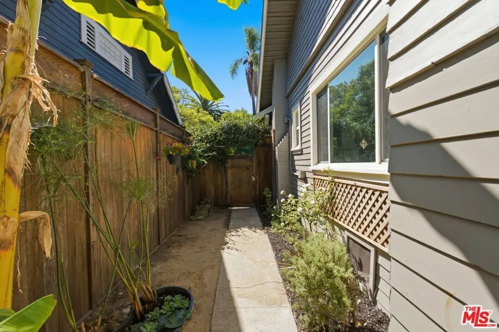 2640 S Hobart Boulevard Los Angeles, CA 90018