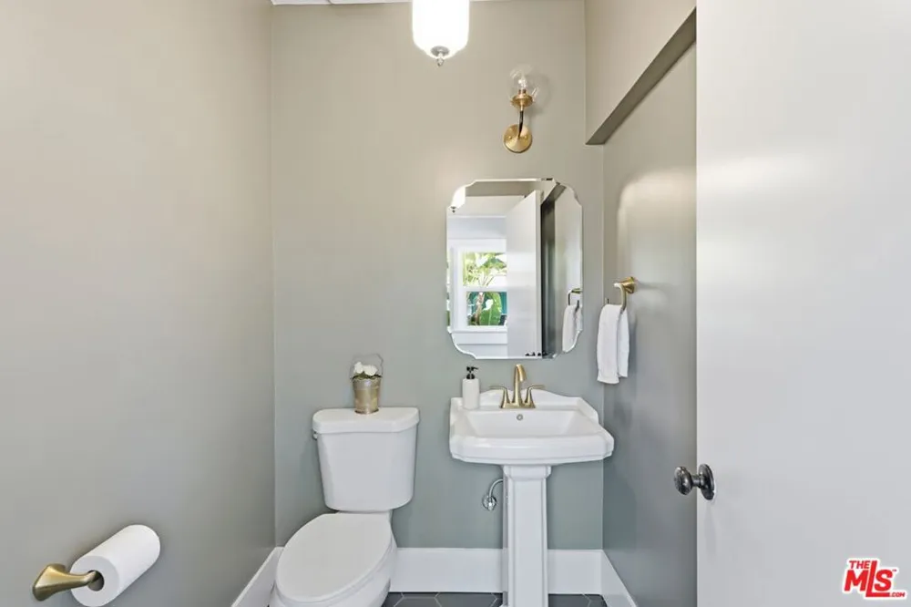 2640 S Hobart Boulevard Los Angeles, CA 90018
