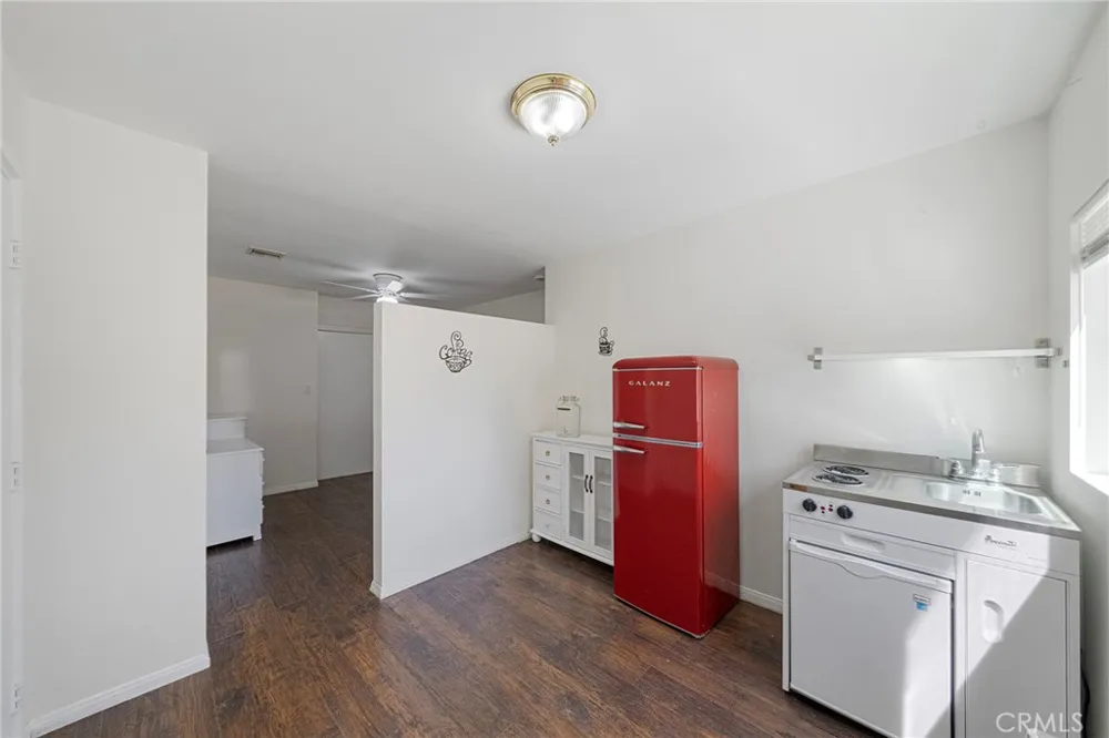 7938 Lindley Los Angeles, CA 91335