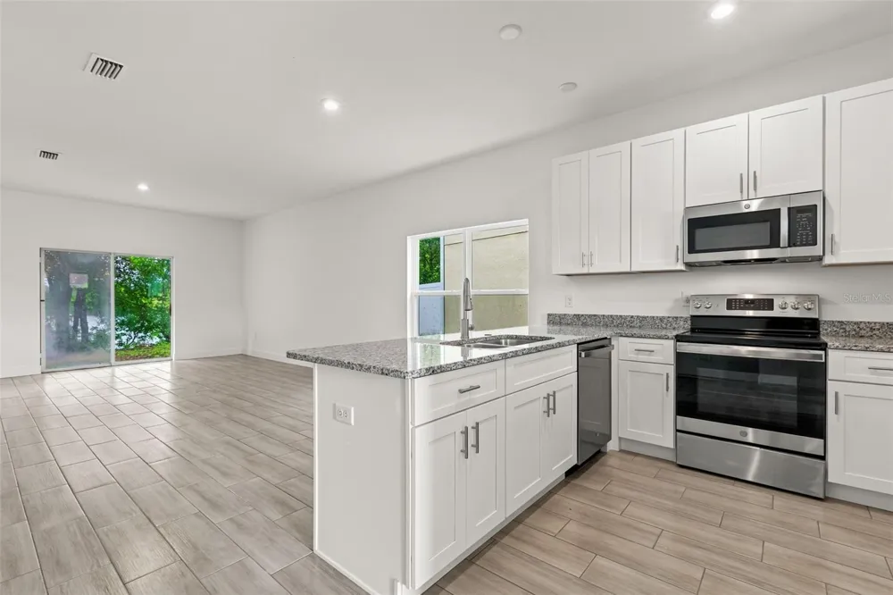 458 LAKE SHORE PARKWAY Davenport, FL 33896
