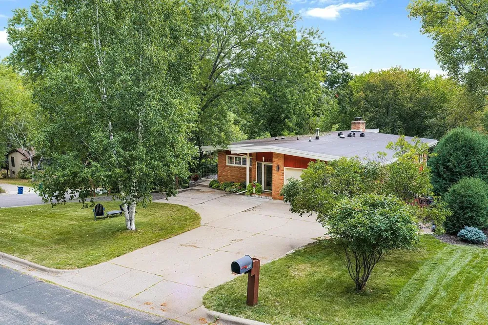 2212 Mary Hills Drive Golden Valley, MN 55422