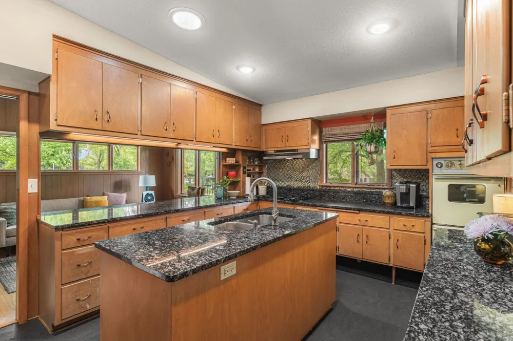 2212 Mary Hills Drive Golden Valley, MN 55422