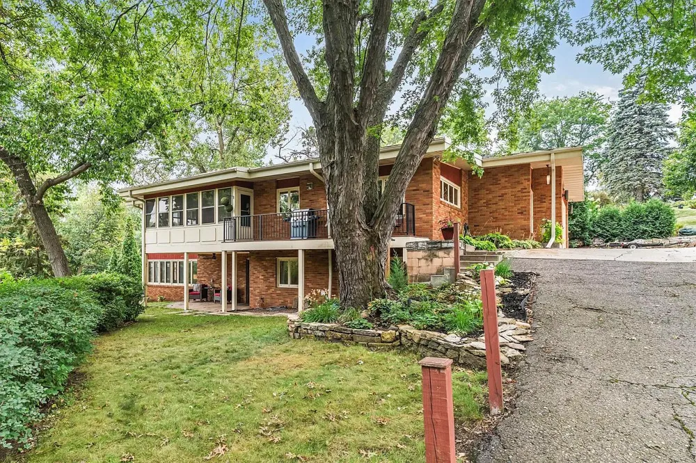 2212 Mary Hills Drive Golden Valley, MN 55422