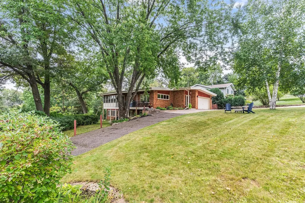 2212 Mary Hills Drive Golden Valley, MN 55422
