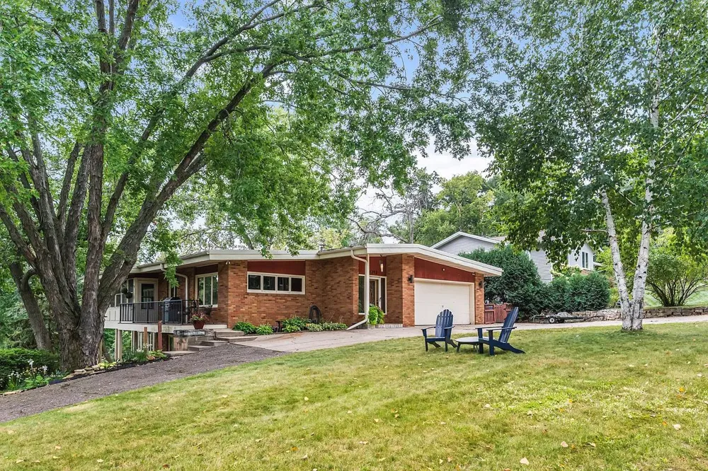 2212 Mary Hills Drive Golden Valley, MN 55422