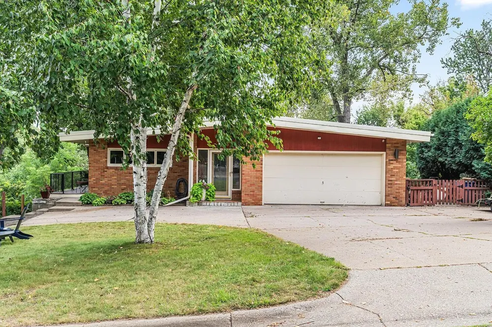 2212 Mary Hills Drive Golden Valley, MN 55422