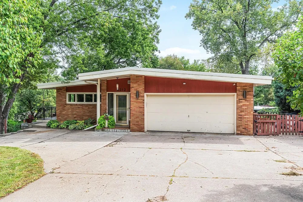2212 Mary Hills Drive Golden Valley, MN 55422