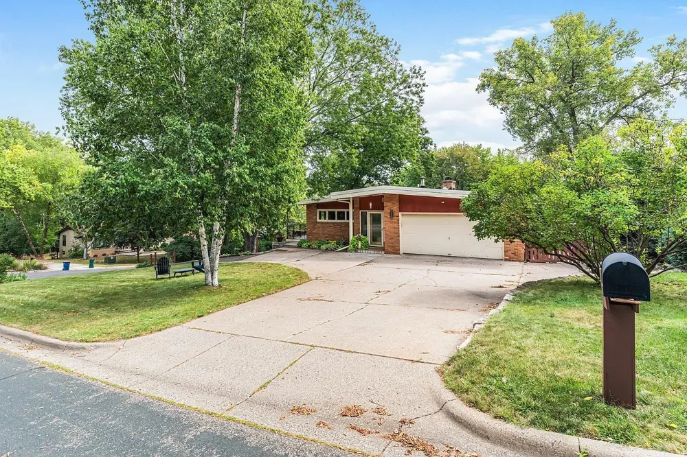 2212 Mary Hills Drive Golden Valley, MN 55422