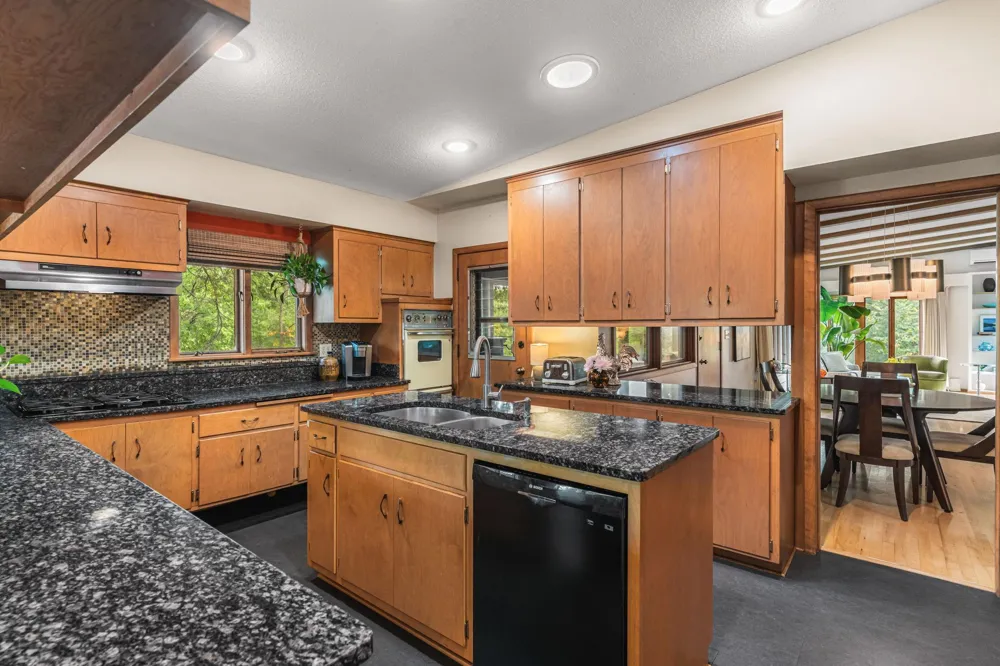2212 Mary Hills Drive Golden Valley, MN 55422