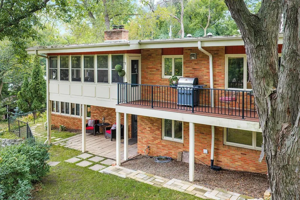 2212 Mary Hills Drive Golden Valley, MN 55422