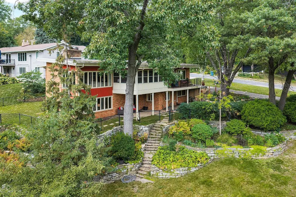 2212 Mary Hills Drive Golden Valley, MN 55422