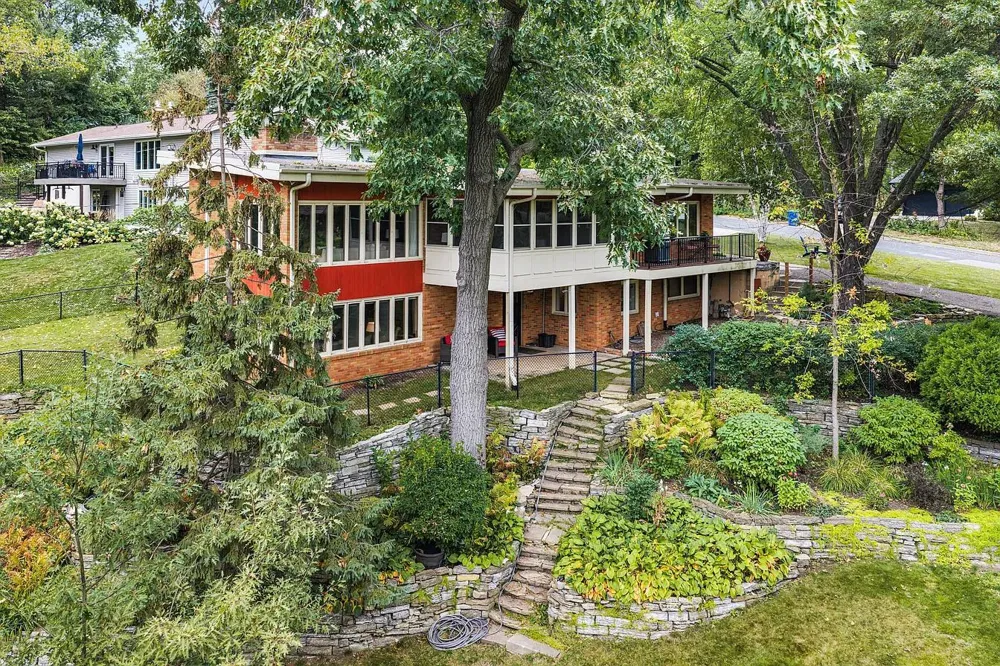 2212 Mary Hills Drive Golden Valley, MN 55422