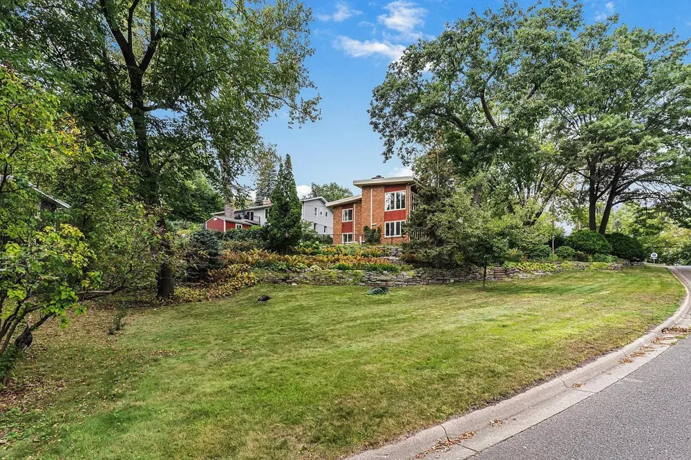 2212 Mary Hills Drive Golden Valley, MN 55422