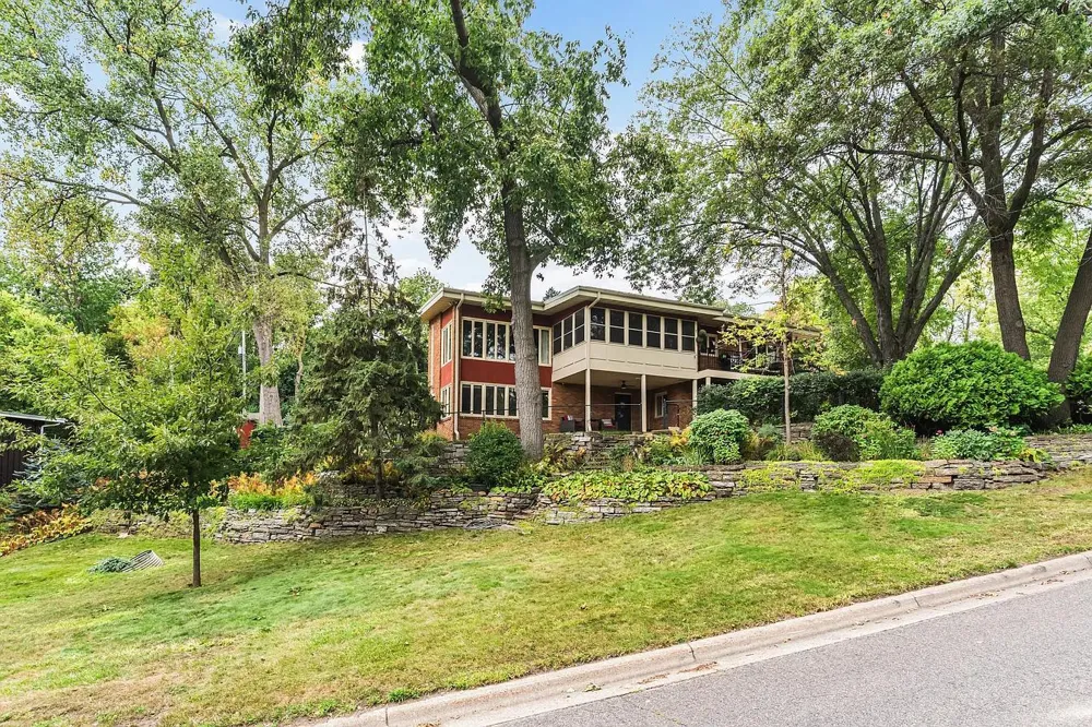 2212 Mary Hills Drive Golden Valley, MN 55422