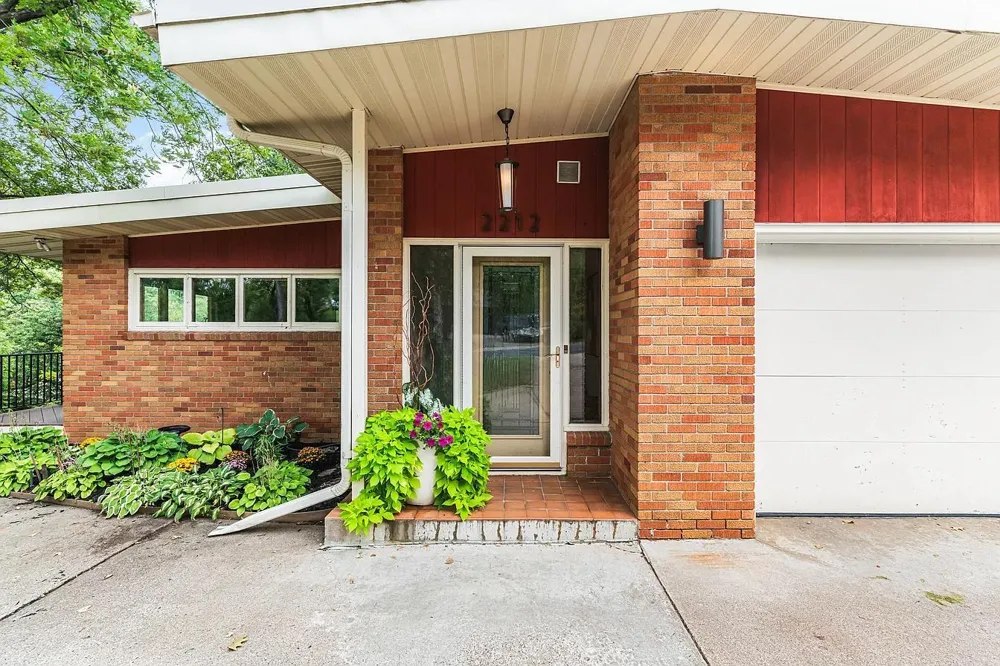 2212 Mary Hills Drive Golden Valley, MN 55422