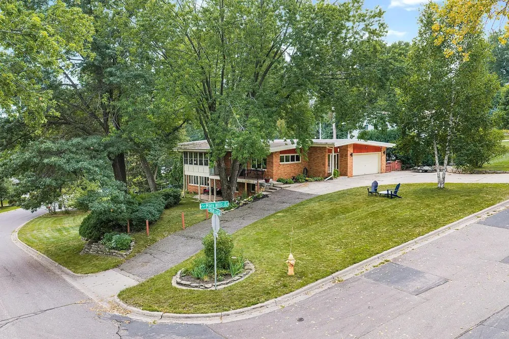 2212 Mary Hills Drive Golden Valley, MN 55422