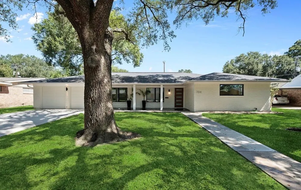 704 Fleetwood Street Baytown, TX 77520