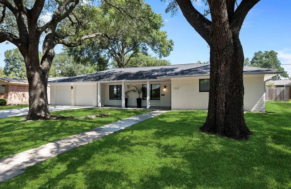 704 Fleetwood Street Baytown, TX 77520