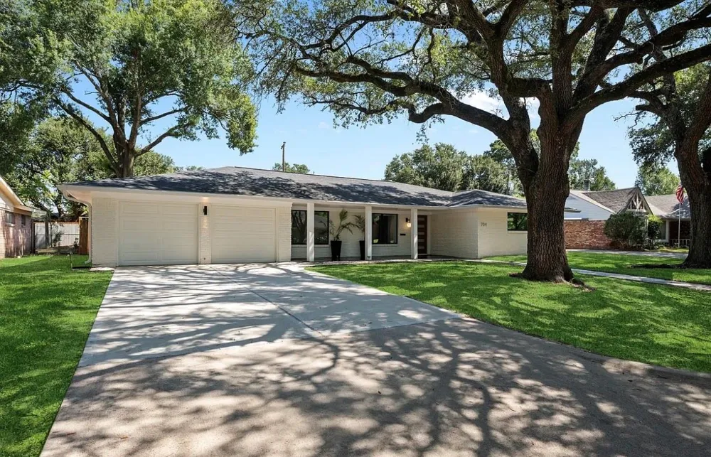 704 Fleetwood Street Baytown, TX 77520