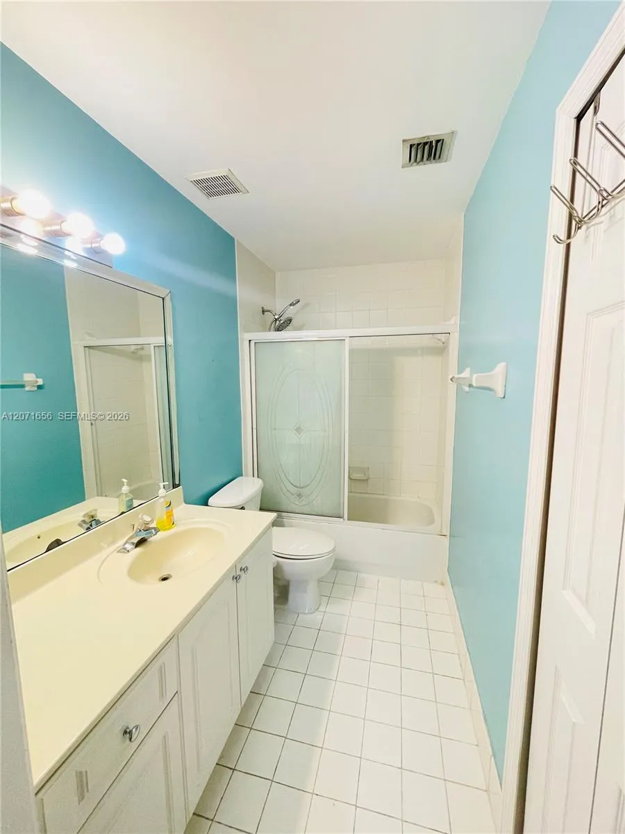 7085 Nova Dr #318 Davie, FL 33317