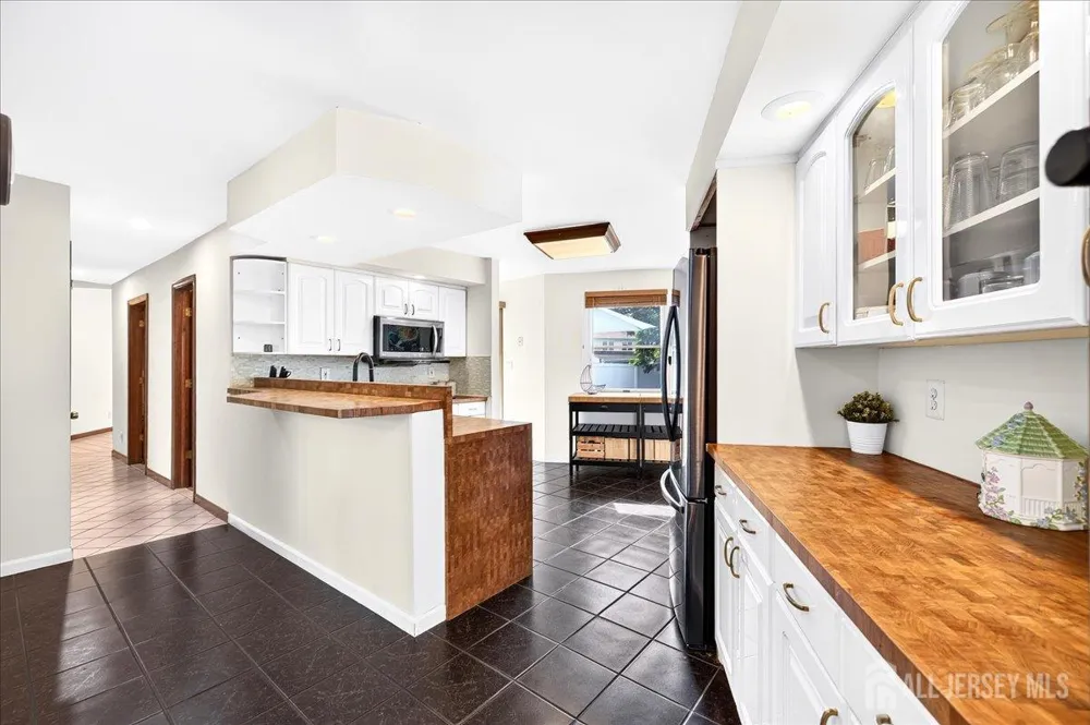 6 Idlewild Road Edison, NJ 08817
