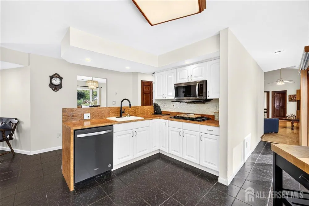 6 Idlewild Road Edison, NJ 08817