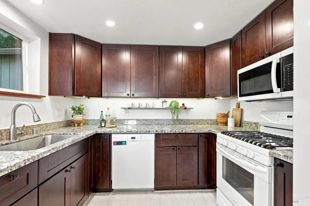 11098 Dell Avenue Forestville, CA 95436