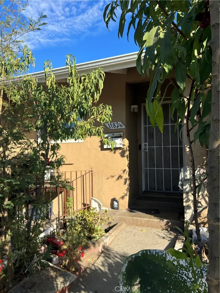 11826 Fellows San Fernando, CA 91340