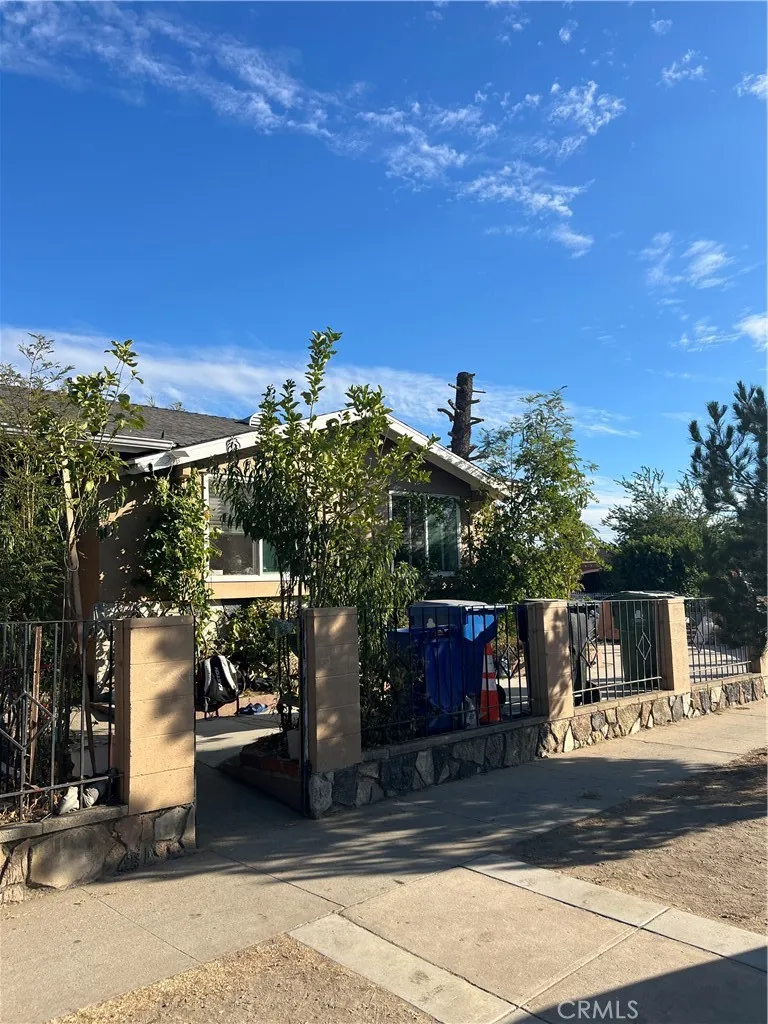 11826 Fellows San Fernando, CA 91340