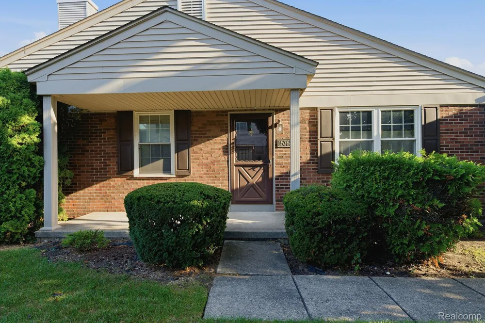 15762 Cambridge Drive Clinton Charter Township, MI 48038
