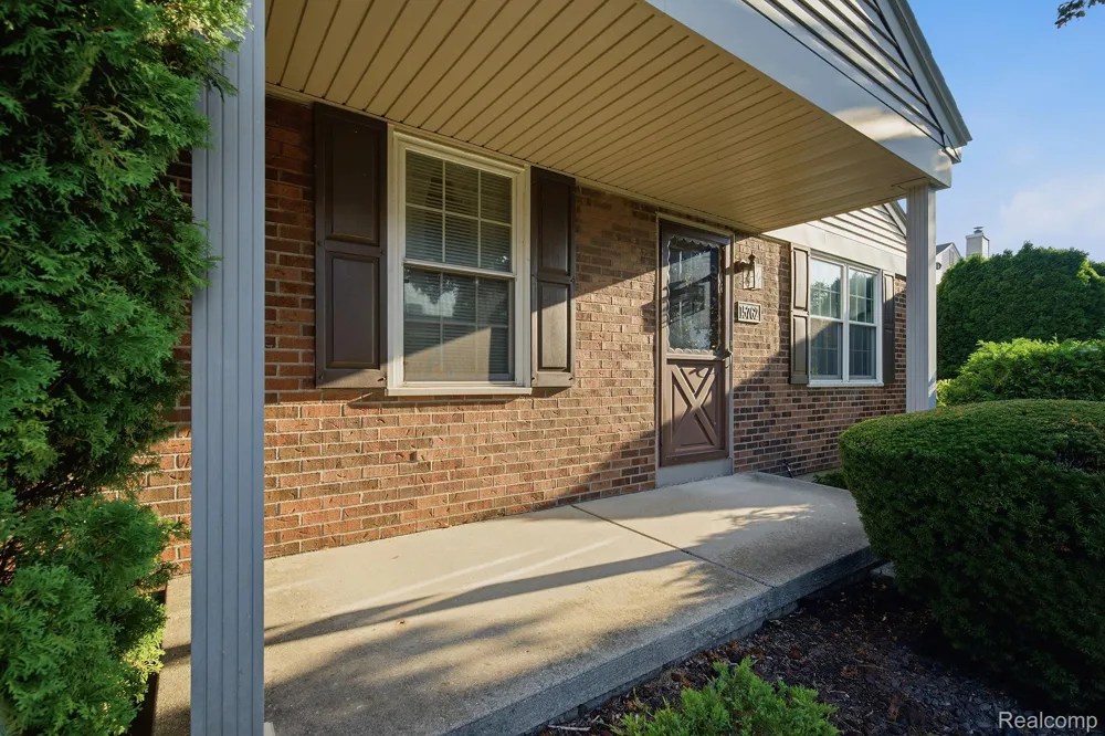 15762 Cambridge Drive Clinton Charter Township, MI 48038