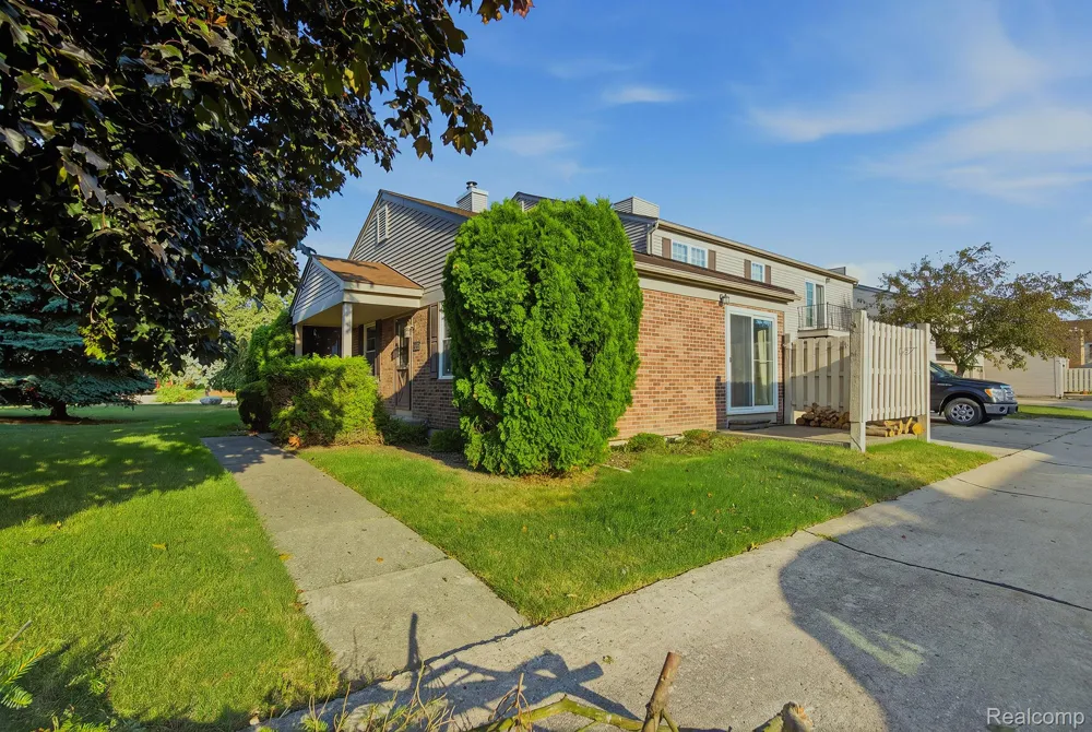 15762 Cambridge Drive Clinton Charter Township, MI 48038