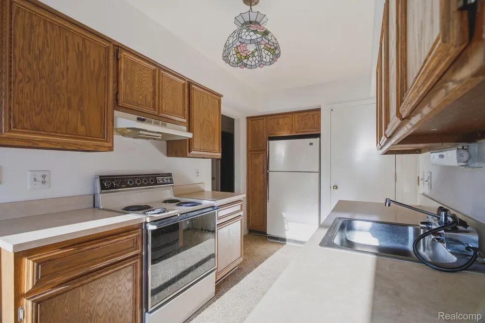 15762 Cambridge Drive Clinton Charter Township, MI 48038