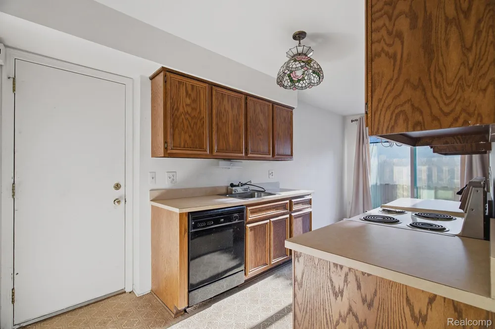 15762 Cambridge Drive Clinton Charter Township, MI 48038