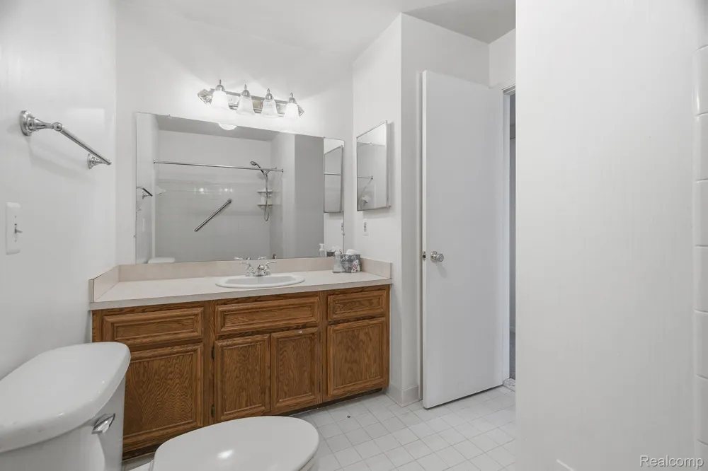 15762 Cambridge Drive Clinton Charter Township, MI 48038