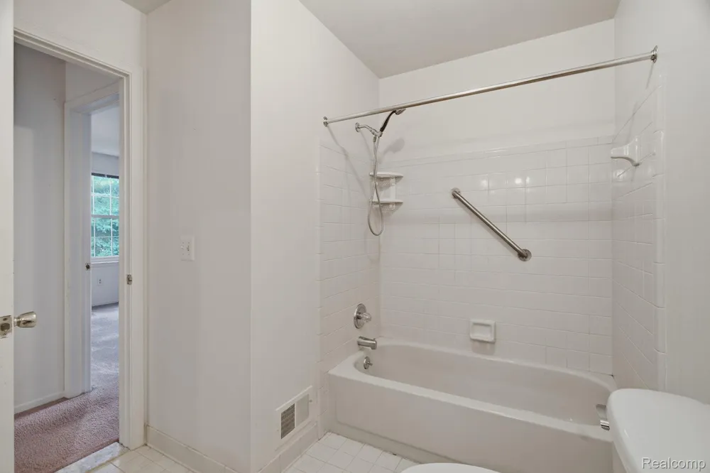 15762 Cambridge Drive Clinton Charter Township, MI 48038