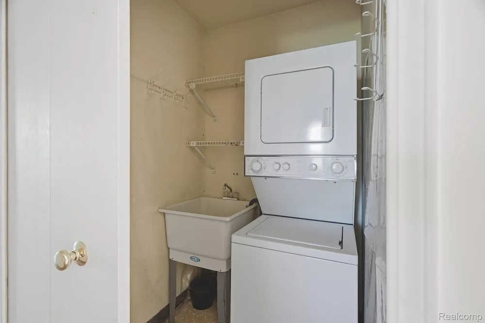 15762 Cambridge Drive Clinton Charter Township, MI 48038