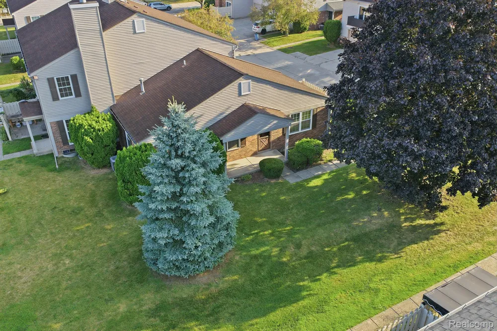 15762 Cambridge Drive Clinton Charter Township, MI 48038