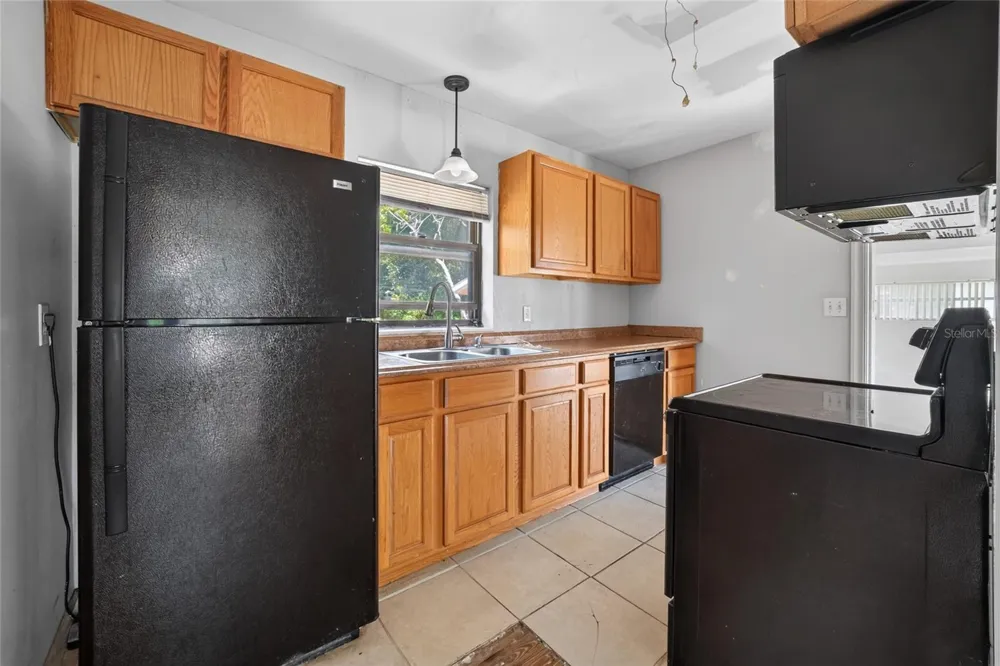2402 S SUMMERLIN AVENUE Sanford, FL 32771