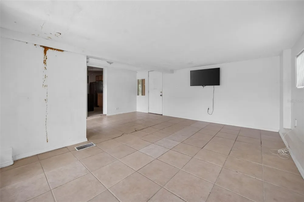 2402 S SUMMERLIN AVENUE Sanford, FL 32771