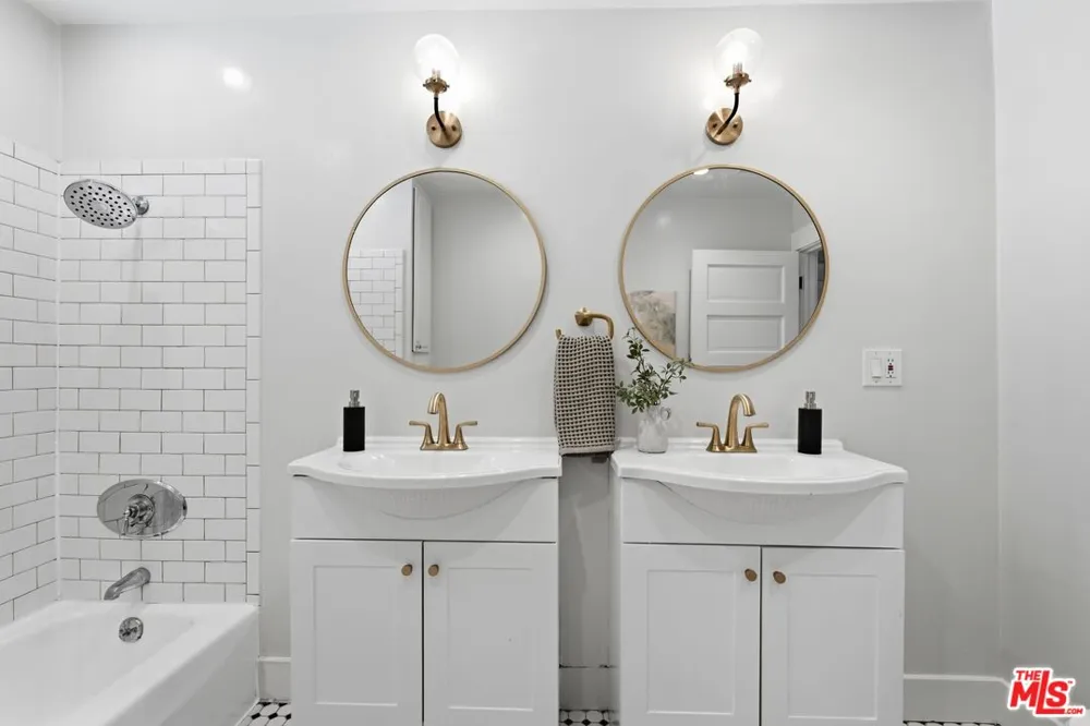 2640 S Hobart Boulevard Los Angeles, CA 90018