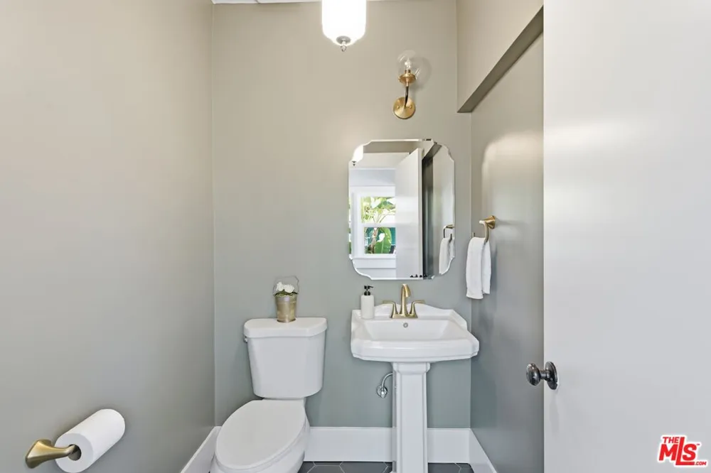 2640 S Hobart Boulevard Los Angeles, CA 90018